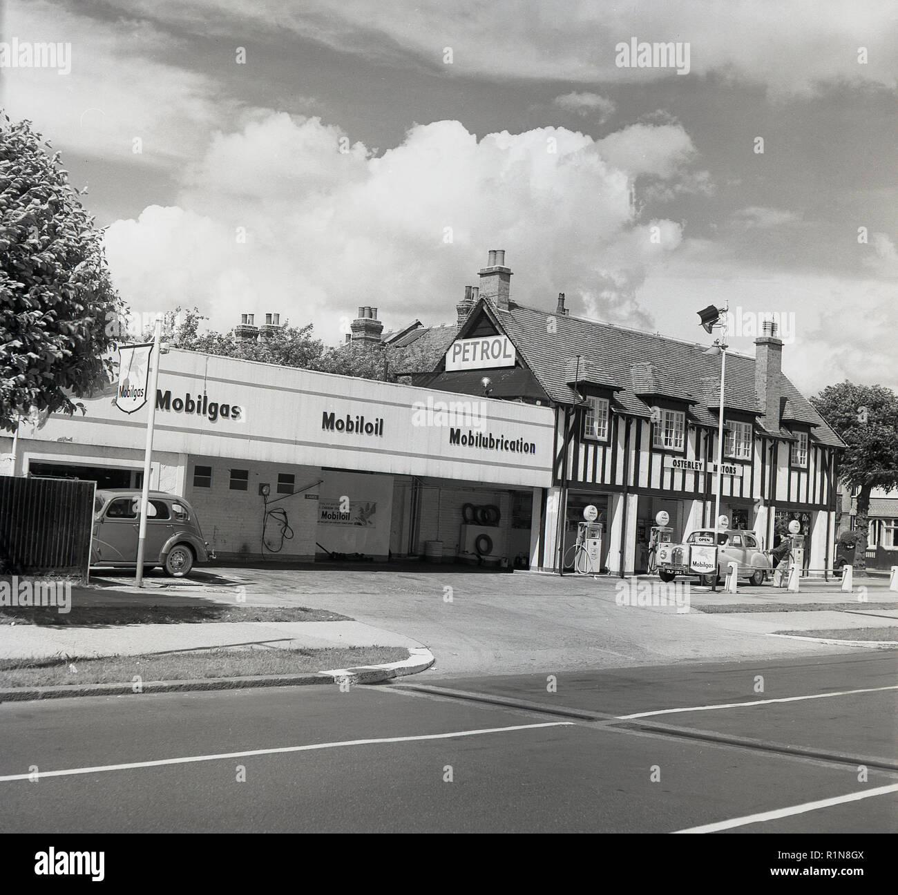 1950s, historical, exterior view of a a new Mobilegas service station, Osterley Motors, a garage and petrol station at Isleworth, London, England, UK. In post-war Britain as car ownership gradually increased, larger service stations - a filling station with fuel attendants and a repair garage combined - began to be visible on major roads such as this one on the A30 into London. Stock Photo