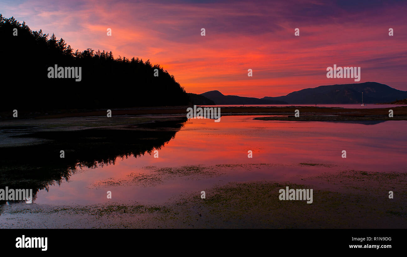 September 2018: A colorful autumn sunset along Spencer Spit, Lopez Island, Washington, USA. Stock Photo