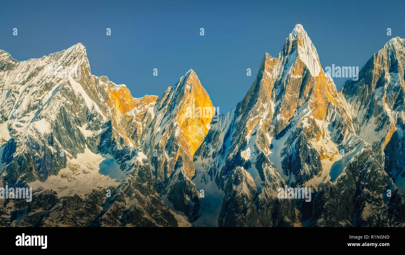 Lit peaks hi-res stock photography and images - Alamy