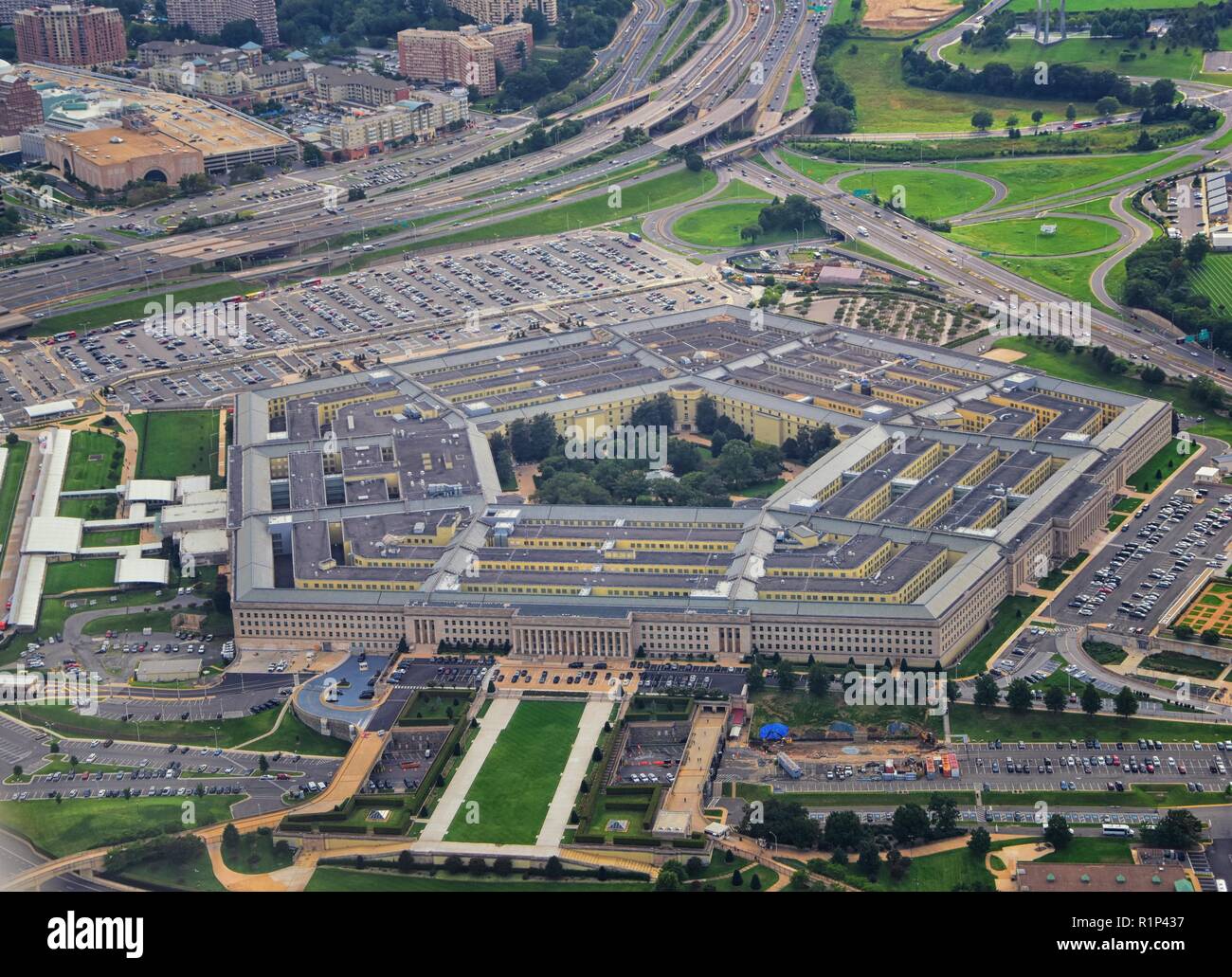 The Pentagon building, headquarters of the U.S. Department of Defense, where decisions on major defense contracts are overseen. (alamy.com)
