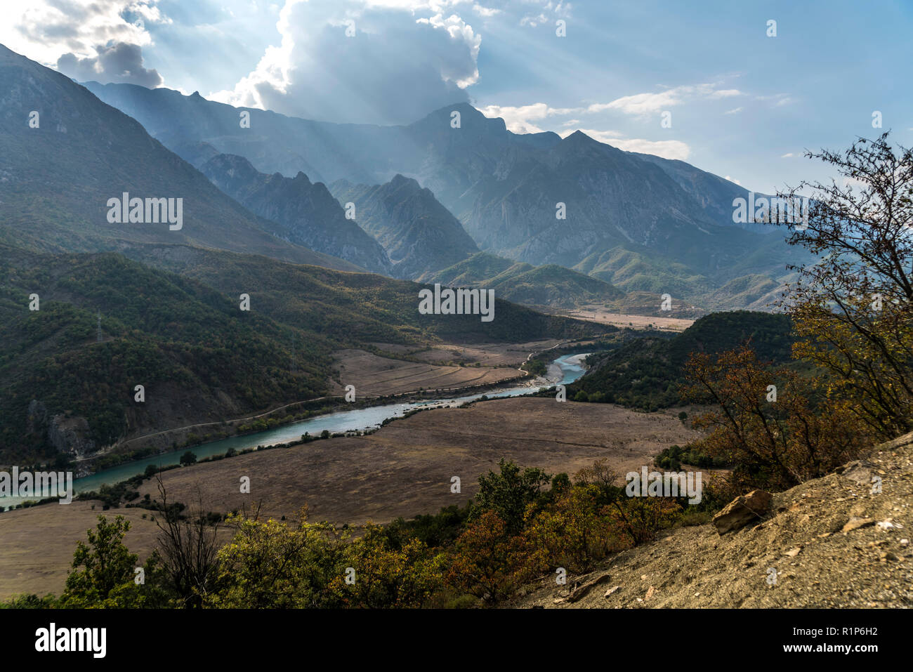Bergige Landschaft am Fluss Vjosa, Albanien, Europa | Mountainous landscape at the river Vjosa, Albania, Europe Stock Photo