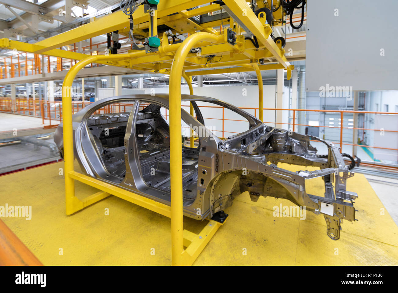 Сварка кузова автомобиля на конвейере. Завод рено логан. Автосборка. Завод автомобильных кузовов. Завод автомобильных кузовов.