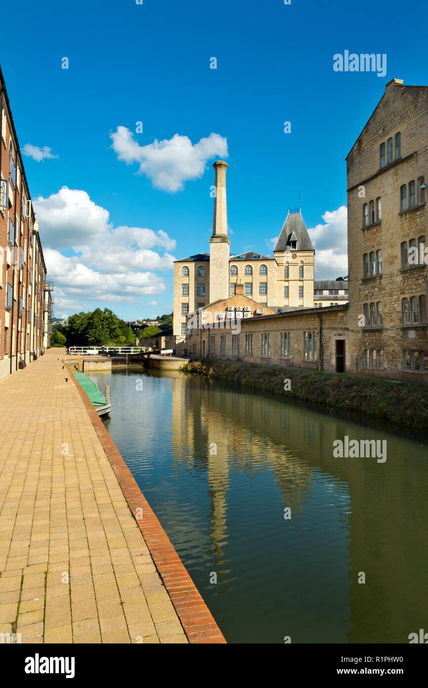 Stroud, Gloucestershire, UK - 26th August 2016: Summer sunshine brings people out to enjoy the regenerated Stroudwater Canal project at Ebley, Stroud, Gloucestershire, UK.  Recently built apartment buildings and businesses in old industrial premises enhance the canalside around historic Ebley Mill. Stock Photo