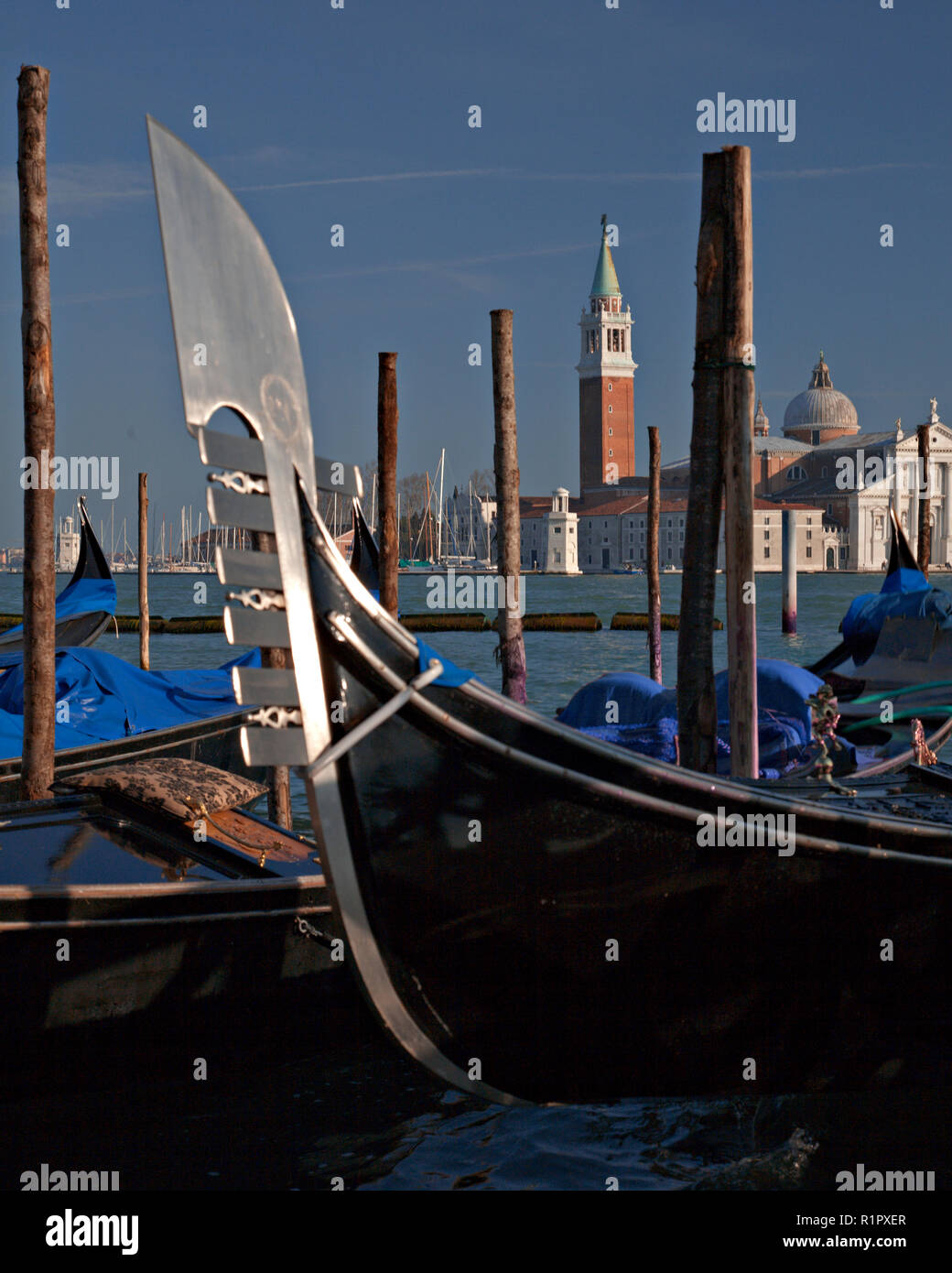 With gondola prow hi-res stock photography and images - Alamy