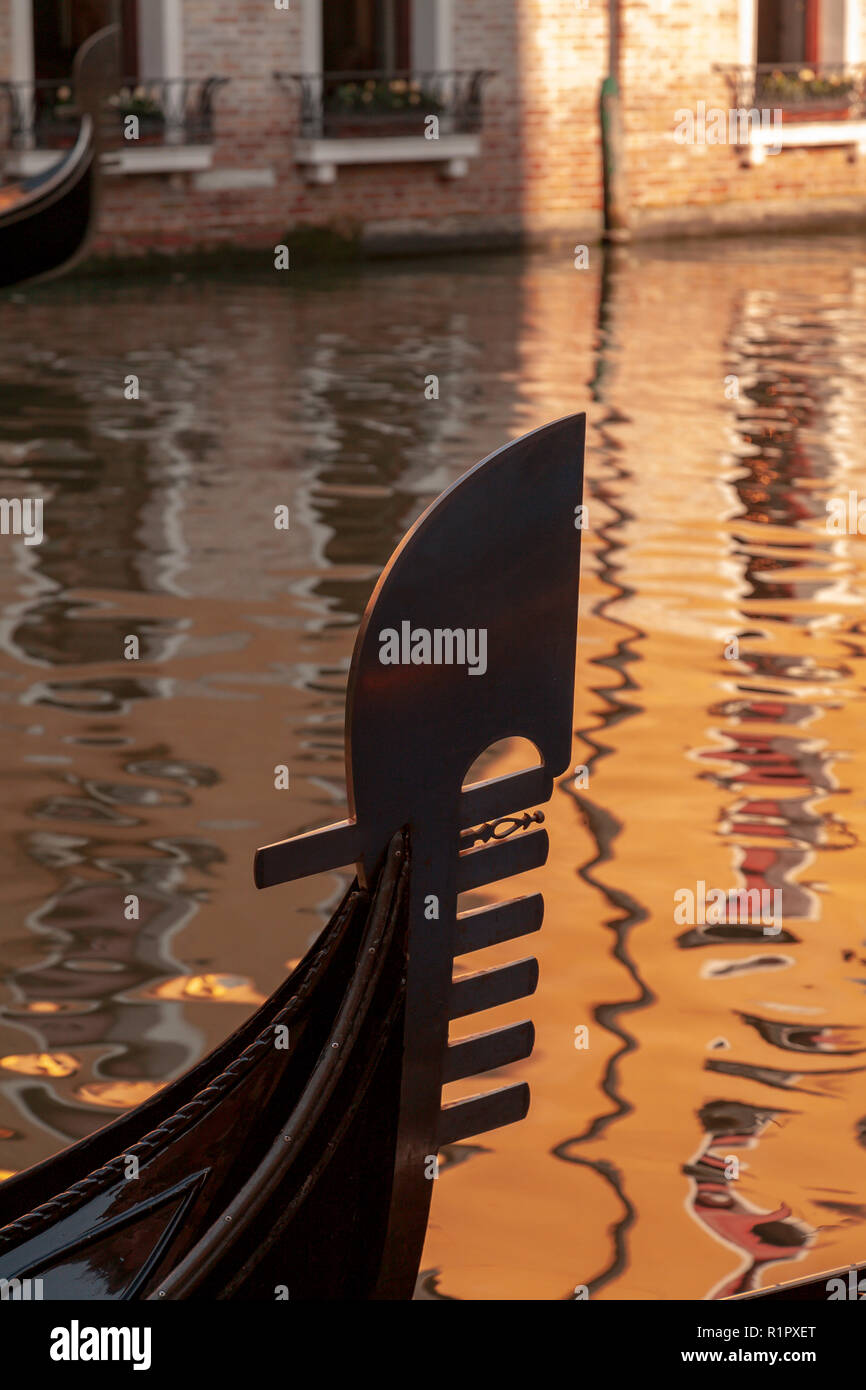 Gondola prow hi-res stock photography and images - Alamy