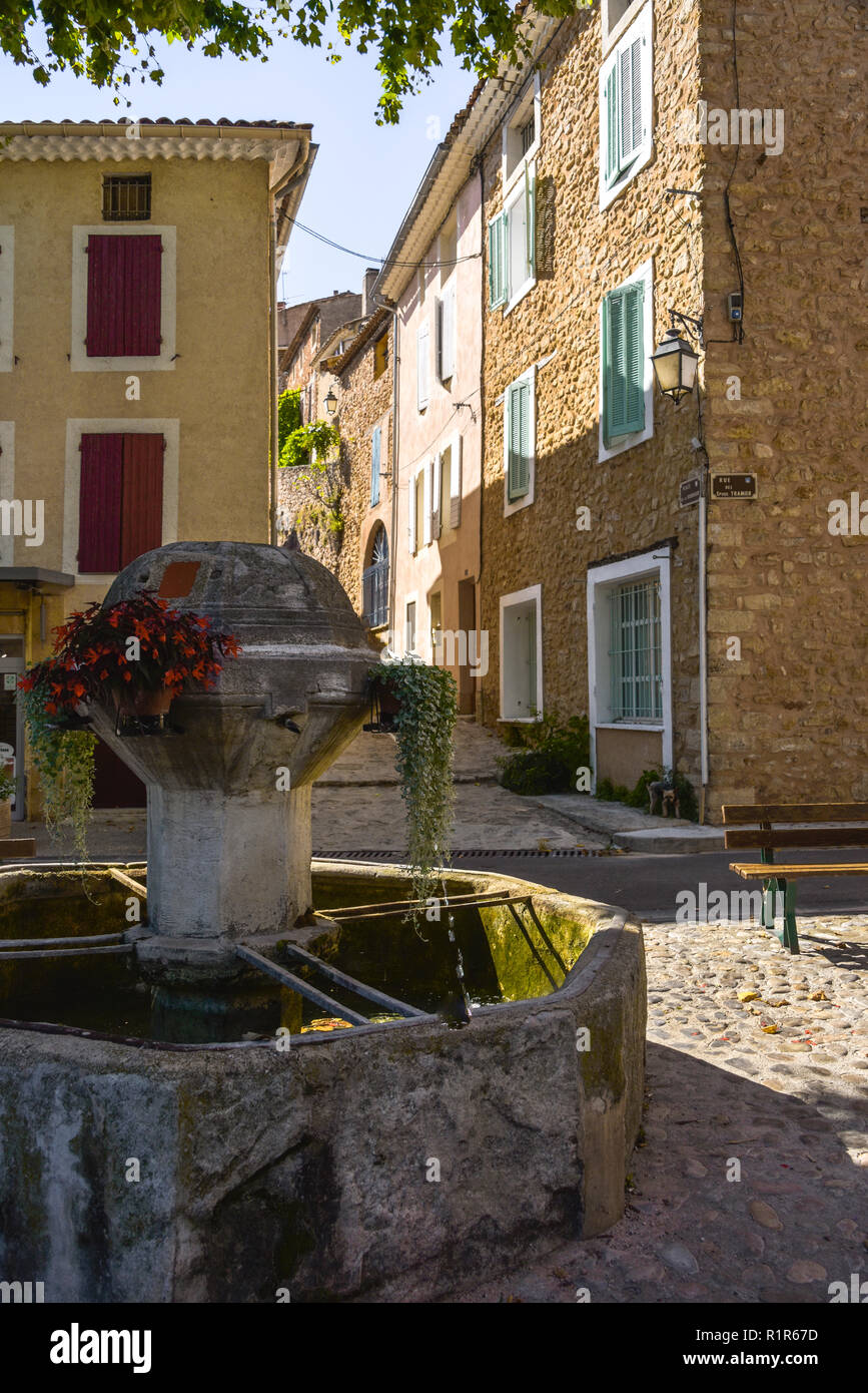 shady place with well in the village Bédoin, Provence, France Stock Photo
