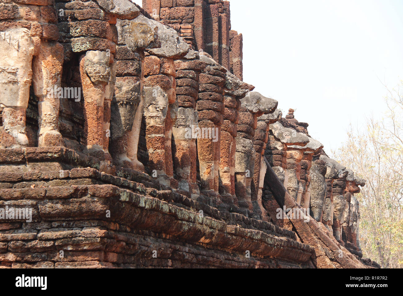 A ruined buddhist temple (Wat Chang Rop) in Khamphaeng Phet (Thailand). Stock Photo