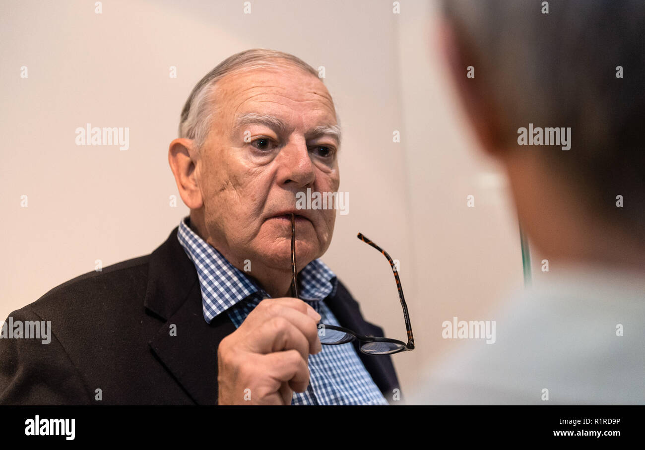 14 November 2018, Hessen, Frankfurt/Main: The American paleoanthropologist and discoverer of the skeleton 'Lucy', Donald C. Johanson, speaks to journalists during a press conference at the Senckenberg Museum. The paleoanthropologist discovered the Australopithecus afarensis skeletal remains 44 years ago in Ethiopia. The skeleton 'Lucy' was long regarded as the oldest evidence of the upright gait of our ancestors. Photo: Silas Stein/dpa Stock Photo