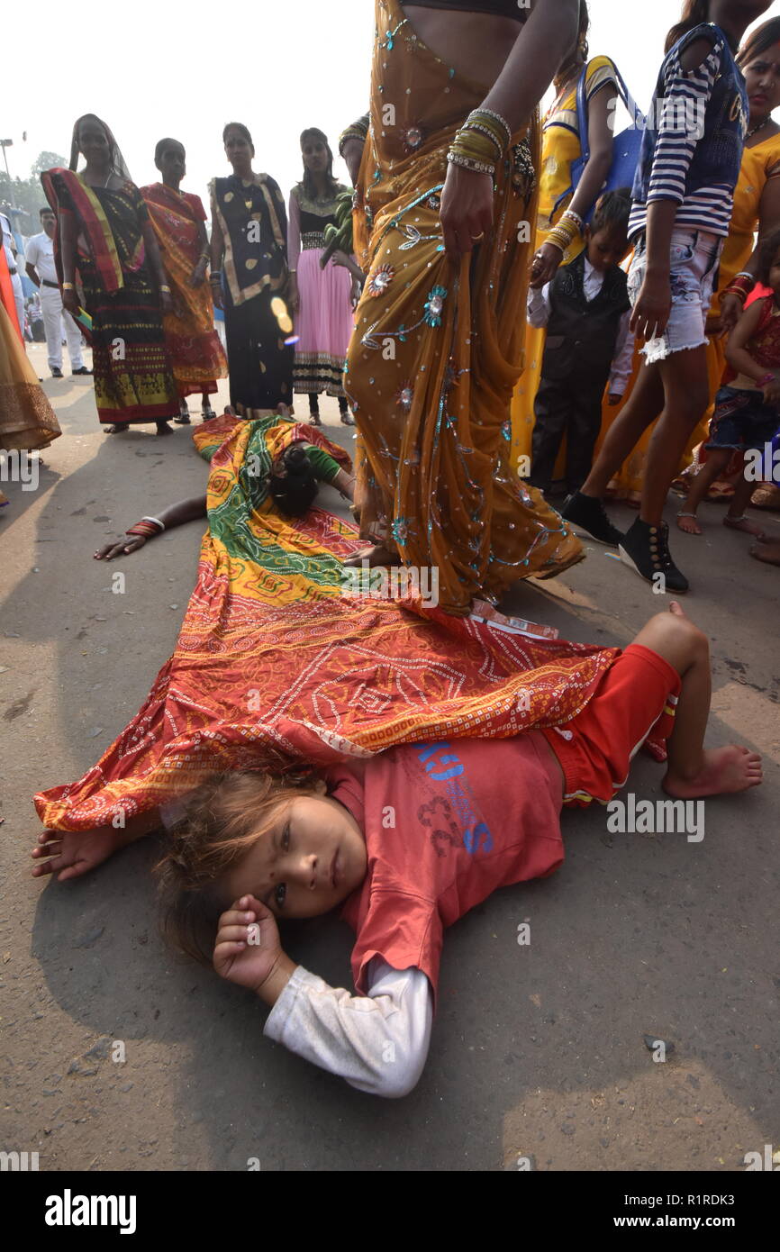 Kolkata, India. 14th Nov, 2018. Hijra dancing behind the children as ritul during the morning offerings to the Sun god at the last day of the multi-day annual Hindu Chhath festival regarded mainly by the people of Indian states of Bihar, Chhattisgarh, Jharkhand, Madhya Pradesh, Odisha, Rajasthan, Uttarkhand, Uttar Pradesh, West Bengal and Madhesh region of Nepal etc. Credit: Biswarup Ganguly/Alamy Live News Stock Photo