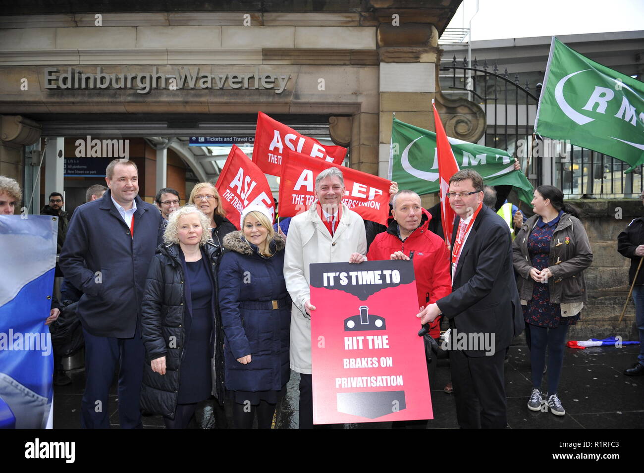 Edinburgh, UK. 14th Nov, 2018. Ahead of a Holyrood vote calling for the ScotRail break clause to be exercised, Scottish Labour leader Richard Leonard and Transport spokesperson Colin Smyth campaign at Waverley station. Credit: Colin Fisher/Alamy Live News Stock Photo