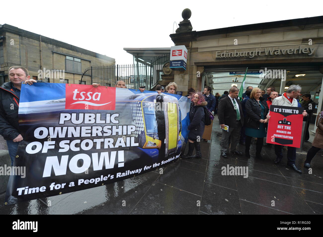 Edinburgh, UK. 14th Nov, 2018. Ahead of a Holyrood vote calling for the ScotRail break clause to be exercised, Scottish Labour leader Richard Leonard and Transport spokesperson Colin Smyth campaign at Waverley station. Credit: Colin Fisher/Alamy Live News Stock Photo