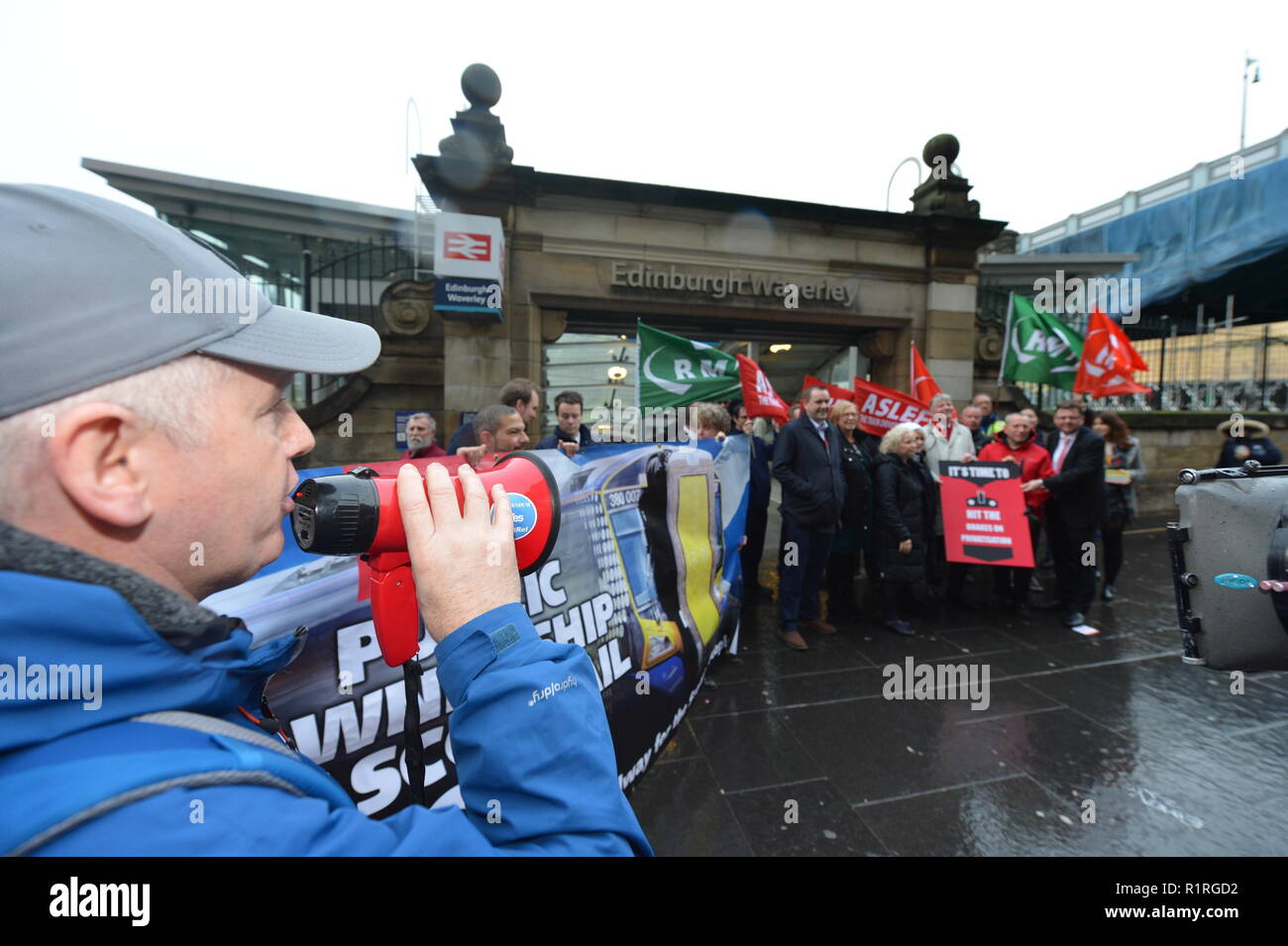 Edinburgh, UK. 14th Nov, 2018. Ahead of a Holyrood vote calling for the ScotRail break clause to be exercised, Scottish Labour leader Richard Leonard and Transport spokesperson Colin Smyth campaign at Waverley station. Credit: Colin Fisher/Alamy Live News Stock Photo