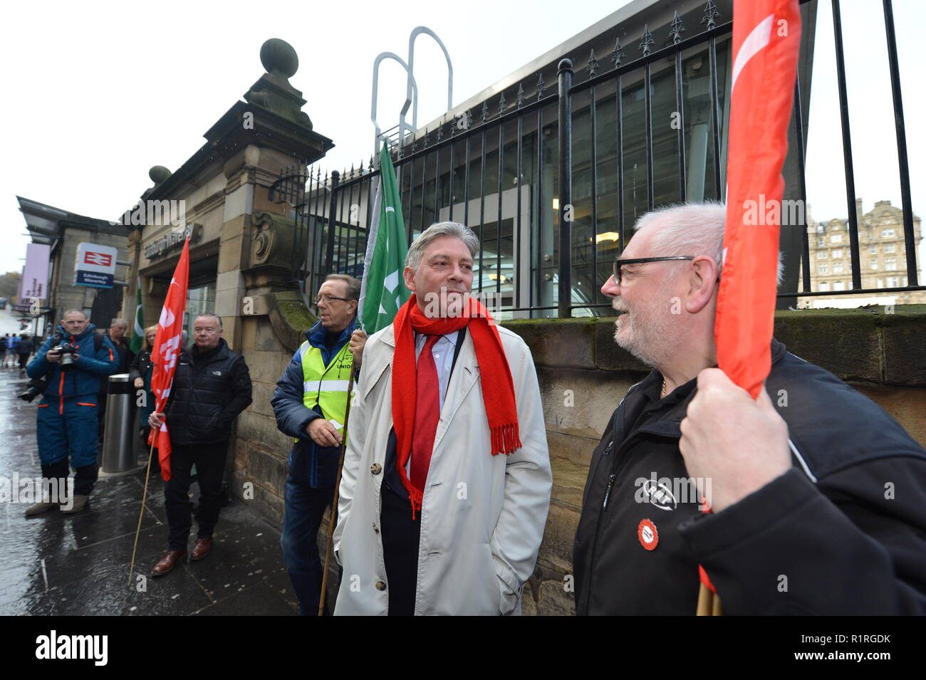Edinburgh, UK. 14th Nov, 2018. Ahead of a Holyrood vote calling for the ScotRail break clause to be exercised, Scottish Labour leader Richard Leonard and Transport spokesperson Colin Smyth campaign at Waverley station. Credit: Colin Fisher/Alamy Live News Stock Photo