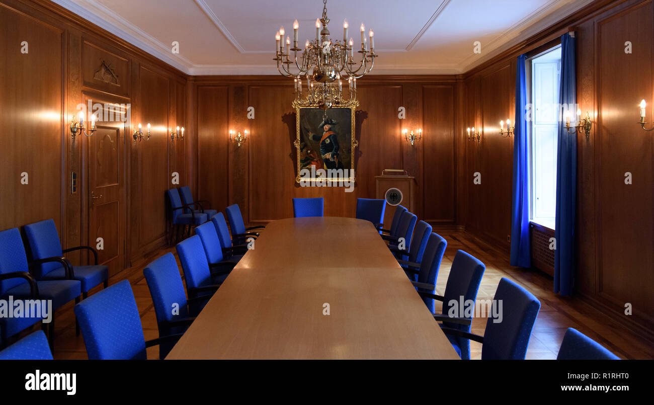 Pullach, Germany. 09th Nov, 2018. The conference room 'Alter Fritz' with a picture of Friedrich II can be seen in the presidential villa on the premises of the Federal Intelligence Service (BND). The villa was once the residence of Martin Bormann, head of the party office of the NSDAP and a confidant of Hitler, and belonged to the former Reichssiedlung Rudolf Heß, which was built between 1936 and 1938. From 1947, the buildings were used by the Gehlen organization and later by the Federal Intelligence Service (BND). Credit: Sven Hoppe/dpa/Alamy Live News Stock Photo