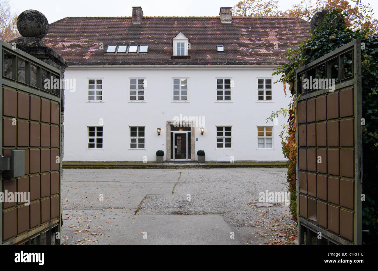 Pullach, Germany. 09th Nov, 2018. The president's villa can be seen on the premises of the Federal Intelligence Service (BND). The villa was once the residence of Martin Bormann, head of the party office of the NSDAP and a confidant of Hitler, and belonged to the former Reichssiedlung Rudolf Heß, which was built between 1936 and 1938. From 1947, the buildings were used by the Gehlen organization and later by the Federal Intelligence Service (BND). Credit: Sven Hoppe/dpa/Alamy Live News Stock Photo