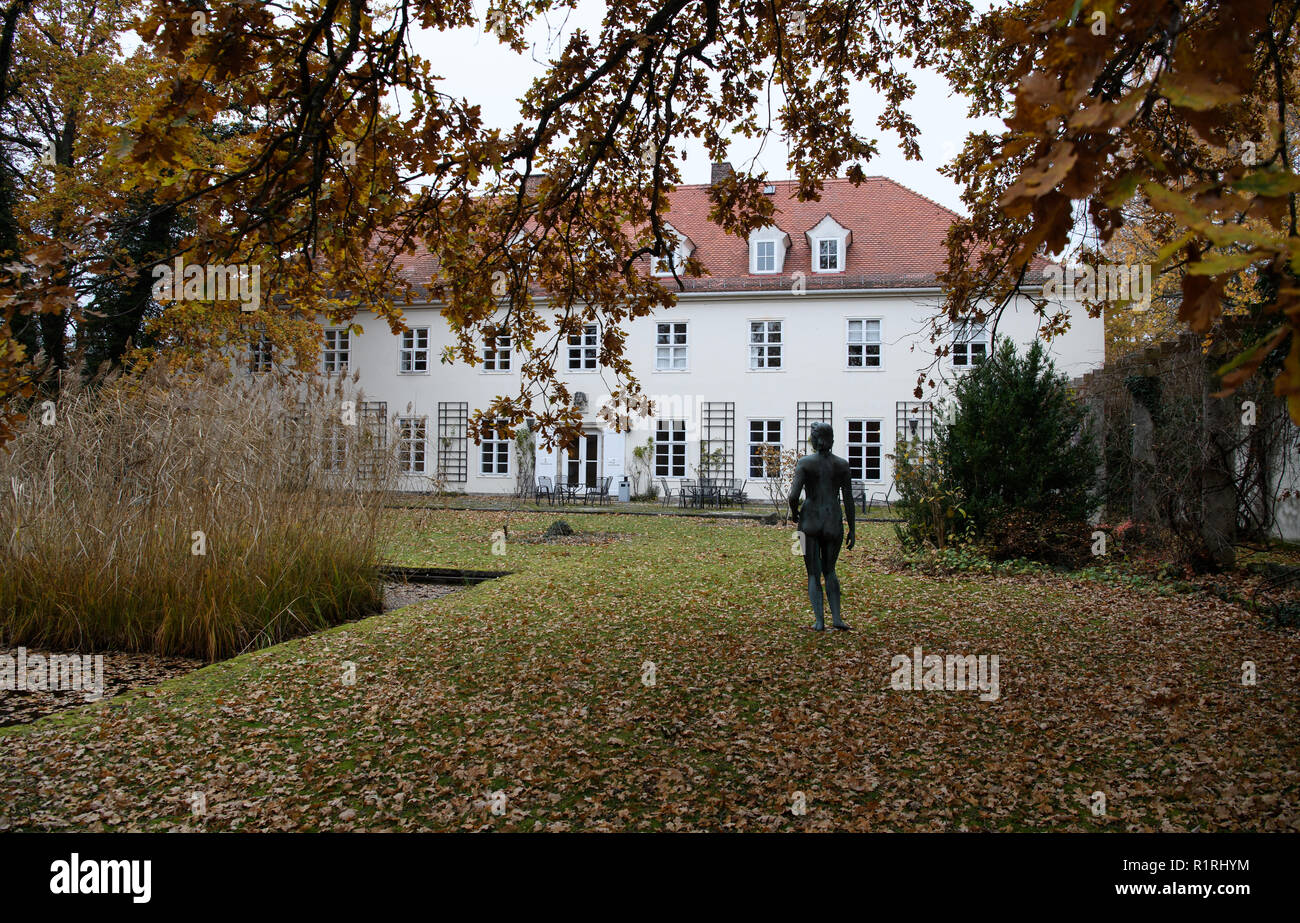 Pullach, Germany. 09th Nov, 2018. The president's villa on the premises of the Federal Intelligence Service (BND). The villa was once the residence of Martin Bormann, head of the party office of the NSDAP and a confidant of Hitler, and belonged to the former Reichssiedlung Rudolf Heß, which was built between 1936 and 1938. From 1947, the buildings were used by the Gehlen organization and later by the Federal Intelligence Service (BND). Credit: Sven Hoppe/dpa/Alamy Live News Stock Photo