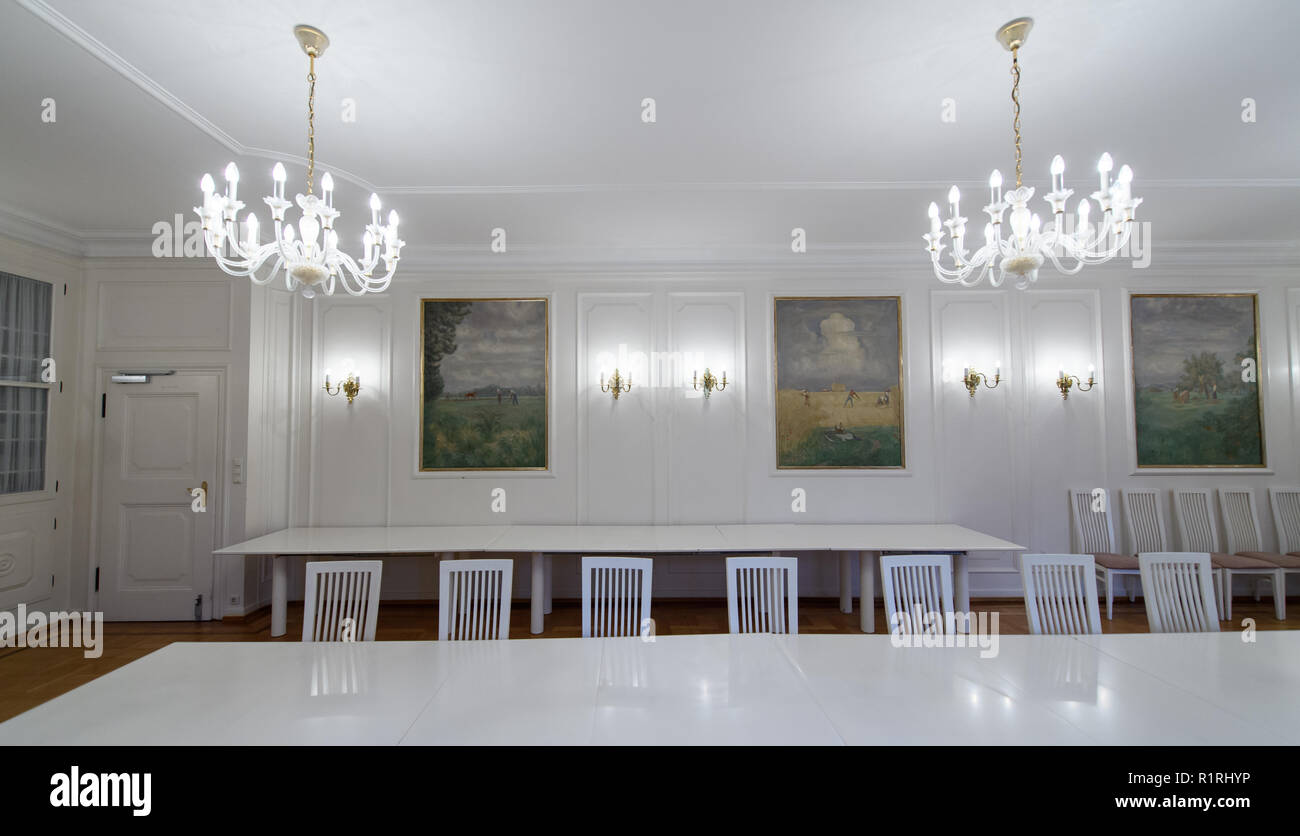 Pullach, Germany. 09th Nov, 2018. The 'Weißer Saal' conference room in the presidential villa on the premises of the Federal Intelligence Service (BND). The villa was once the residence of Martin Bormann, head of the party office of the NSDAP and a confidant of Hitler, and belonged to the former Reichssiedlung Rudolf Heß, which was built between 1936 and 1938. From 1947, the buildings were used by the Gehlen organization and later by the Federal Intelligence Service (BND). Credit: Sven Hoppe/dpa/Alamy Live News Stock Photo