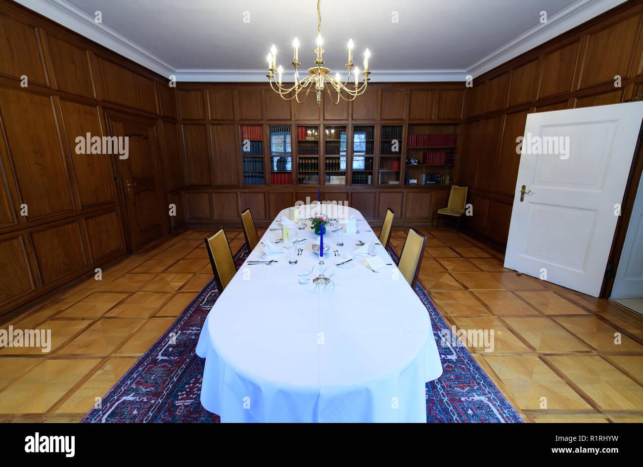 Pullach, Germany. 09th Nov, 2018. A dining room in the presidential villa on the premises of the Federal Intelligence Service (BND). The villa was once the residence of Martin Bormann, head of the party office of the NSDAP and a confidant of Hitler, and belonged to the former Reichssiedlung Rudolf Heß, which was built between 1936 and 1938. From 1947, the buildings were used by the Gehlen organization and later by the Federal Intelligence Service (BND). Credit: Sven Hoppe/dpa/Alamy Live News Stock Photo