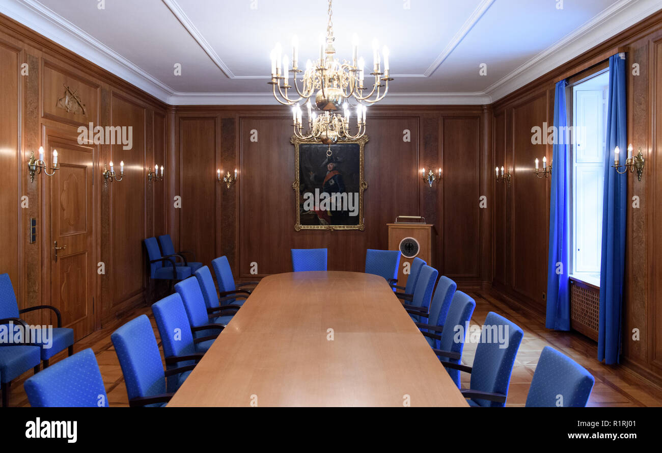 Pullach, Germany. 09th Nov, 2018. The conference room 'Alter Fritz' with a picture of Friedrich II can be seen in the presidential villa on the premises of the Federal Intelligence Service (BND). The villa was once the residence of Martin Bormann, head of the party office of the NSDAP and a confidant of Hitler, and belonged to the former Reichssiedlung Rudolf Heß, which was built between 1936 and 1938. From 1947, the buildings were used by the Gehlen organization and later by the Federal Intelligence Service (BND). Credit: Sven Hoppe/dpa/Alamy Live News Stock Photo