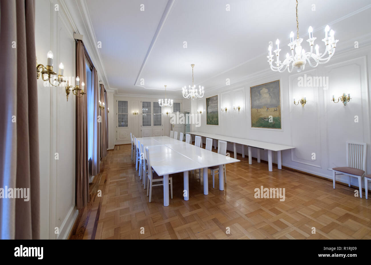 Pullach, Germany. 09th Nov, 2018. The 'Weißer Saal' conference room in the presidential villa on the premises of the Federal Intelligence Service (BND). The villa was once the residence of Martin Bormann, head of the party office of the NSDAP and a confidant of Hitler, and belonged to the former Reichssiedlung Rudolf Heß, which was built between 1936 and 1938. From 1947, the buildings were used by the Gehlen organization and later by the Federal Intelligence Service (BND). Credit: Sven Hoppe/dpa/Alamy Live News Stock Photo