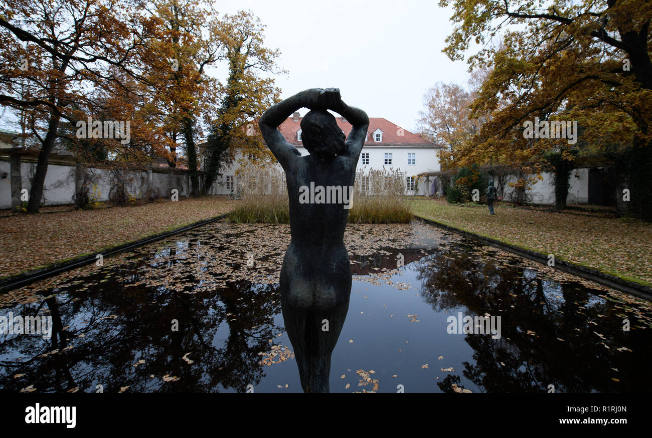 Pullach, Germany. 09th Nov, 2018. The president's villa on the premises of the Federal Intelligence Service (BND). The villa was once the residence of Martin Bormann, head of the party office of the NSDAP and a confidant of Hitler, and belonged to the former Reichssiedlung Rudolf Heß, which was built between 1936 and 1938. From 1947, the buildings were used by the Gehlen organization and later by the Federal Intelligence Service (BND). Credit: Sven Hoppe/dpa/Alamy Live News Stock Photo