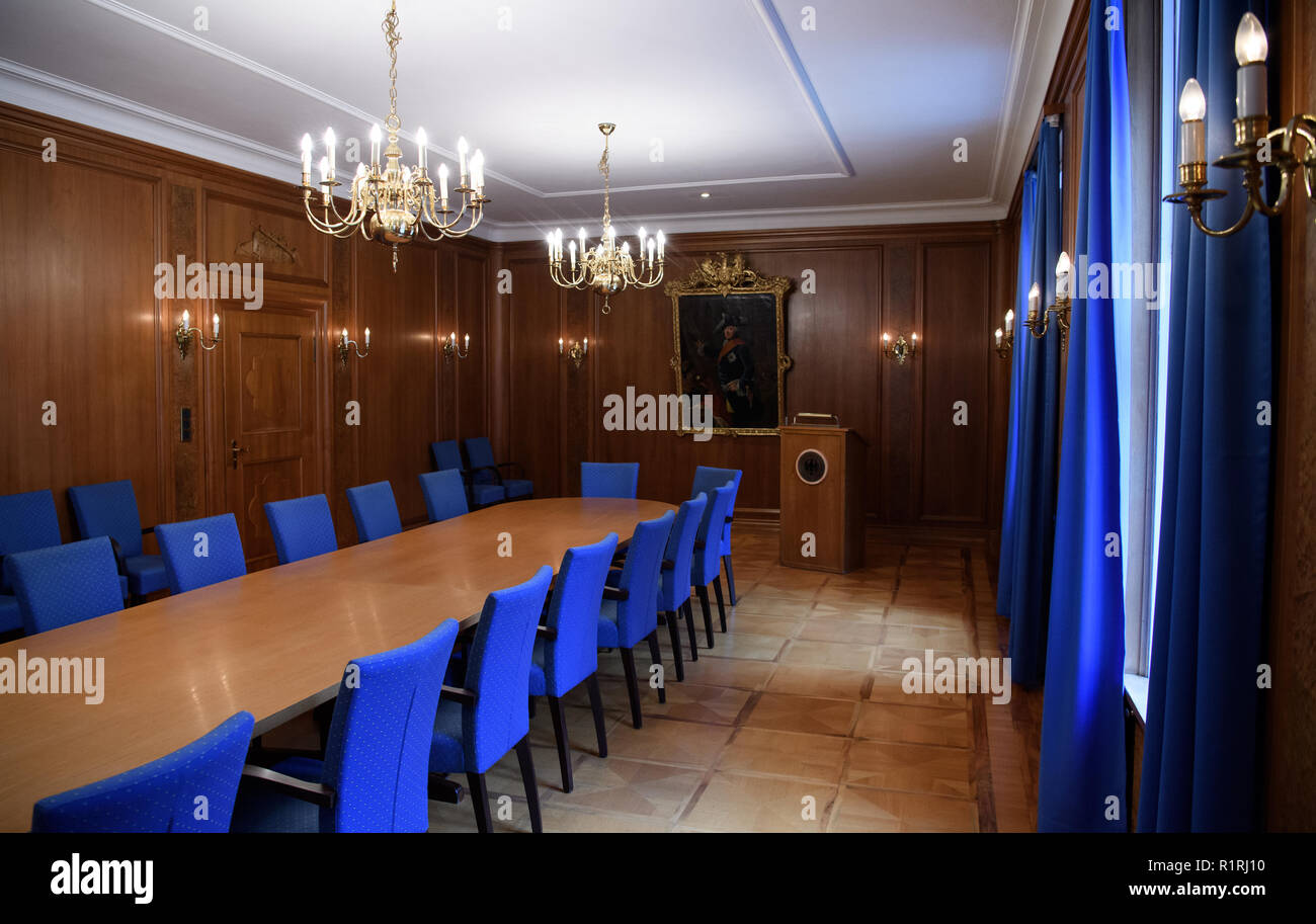 Pullach, Germany. 09th Nov, 2018. The conference room 'Alter Fritz' with a picture of Friedrich II can be seen in the presidential villa on the premises of the Federal Intelligence Service (BND). The villa was once the residence of Martin Bormann, head of the party office of the NSDAP and a confidant of Hitler, and belonged to the former Reichssiedlung Rudolf Heß, which was built between 1936 and 1938. From 1947, the buildings were used by the Gehlen organization and later by the Federal Intelligence Service (BND). Credit: Sven Hoppe/dpa/Alamy Live News Stock Photo