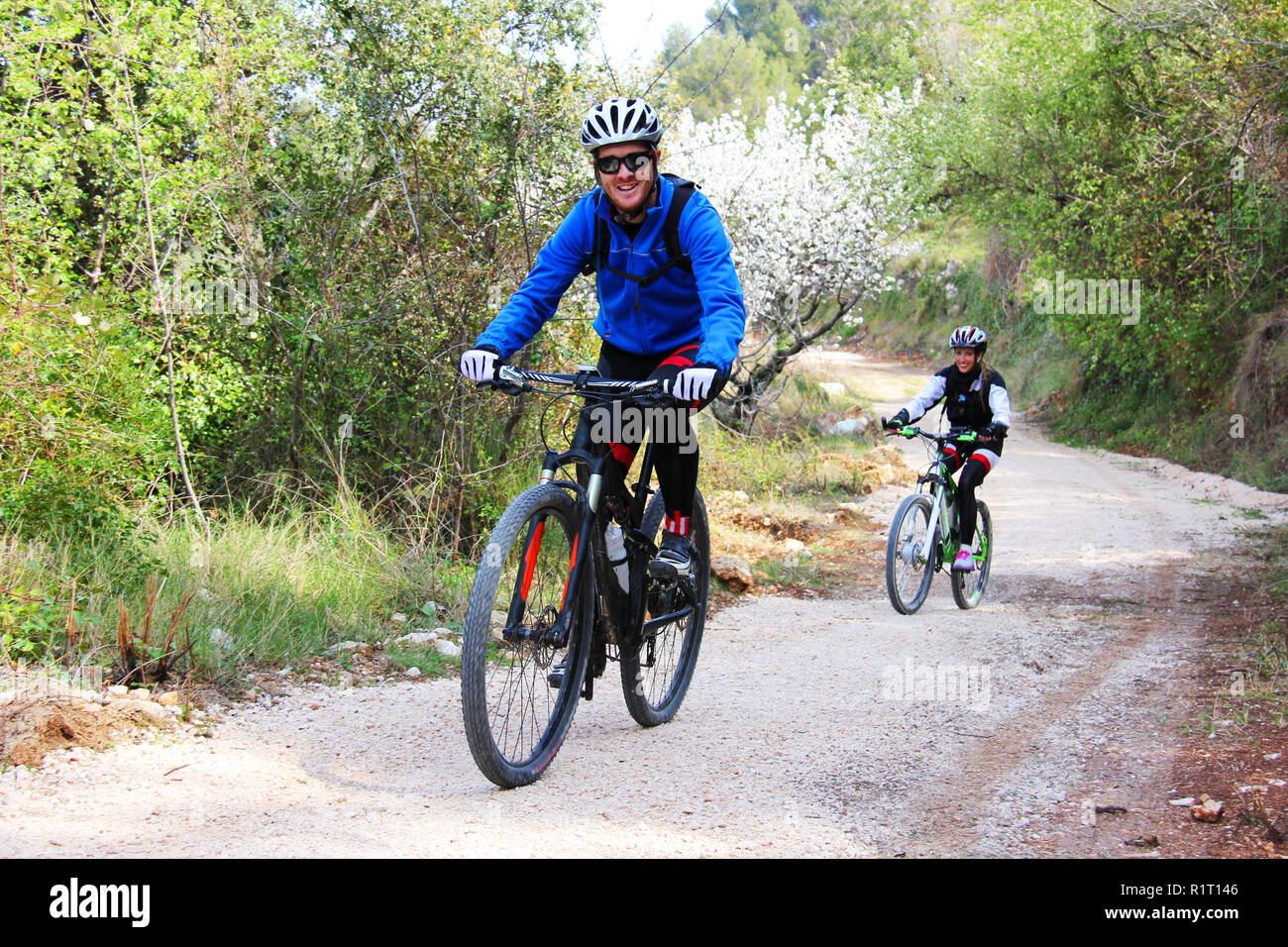 Couple mountain bike hi-res stock photography and images - Alamy
