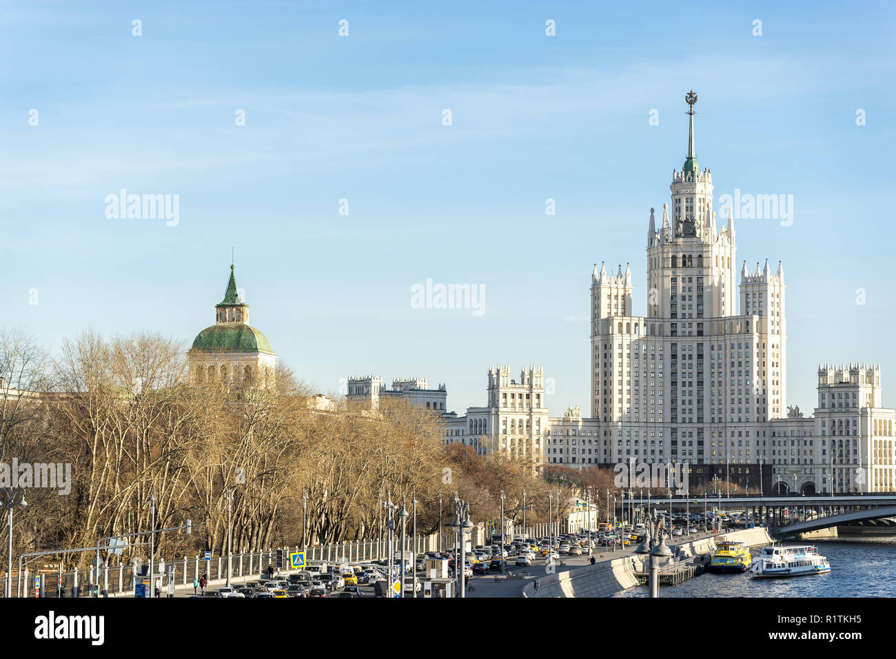 Moscow, Russia - November 13, 2018: View on Kotelnicheskaya Embankment Building, Moscow River, and cars in a traffic jam on Moskvoretskaya Embankment Stock Photo