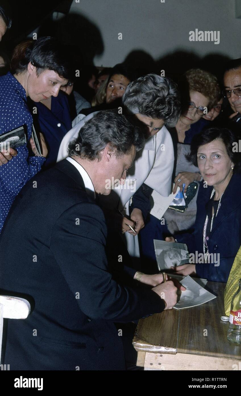 ALFREDO KRAUS FIRMANDO AUTOGRAFOS Stock Photo Alamy