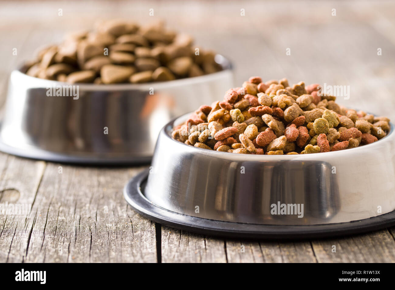 Dry pet food. Dry kibble food in metal bowl Stock Photo - Alamy