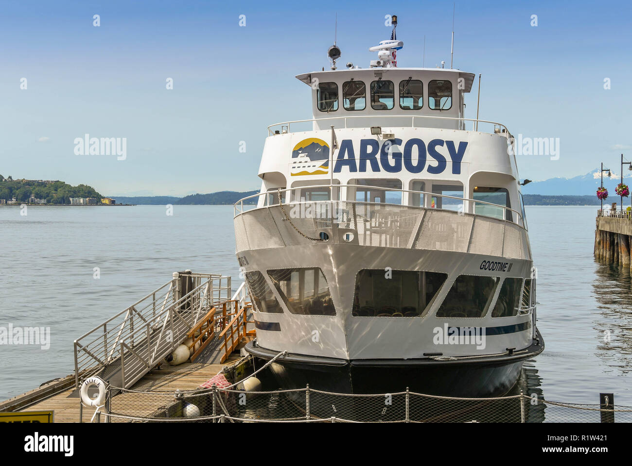 SEATTLE, WASHINGTON STATE, USA - JUNE 2018: Tourist sightseeing cruise boat docked on the waterfront in Seattle. Stock Photo