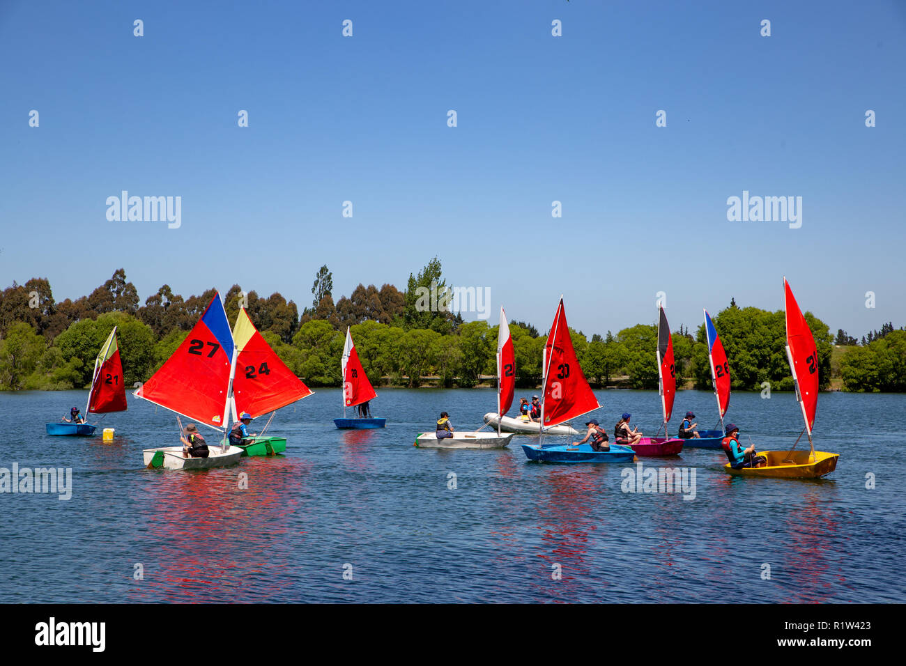 Students receive sailing lessons at Lake Rua in Canterbury, New Zealand Stock Photo