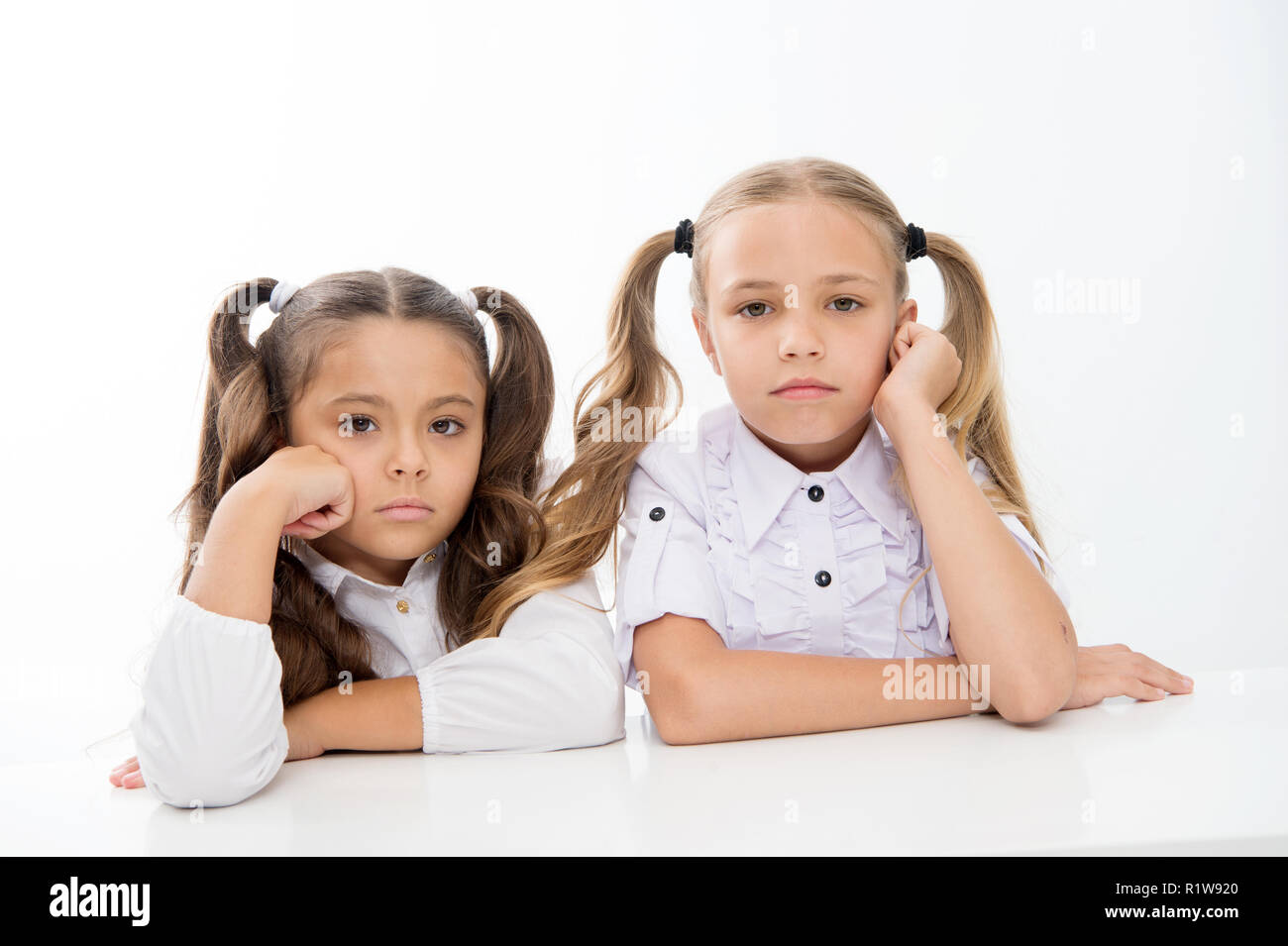 Двух малых. Двух малых. Двойняшки мальчики. Дружные дети брат и сестра. Девочки близняшки.