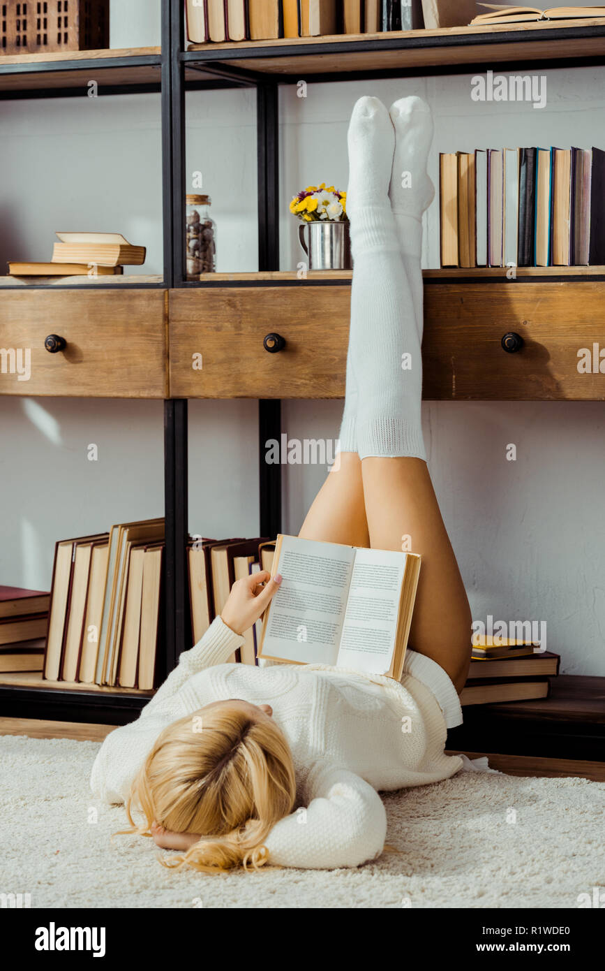Legs book. Книга с ногами. Ножки и книга. Красивые ноги и книжка. Книга ноги женщины.