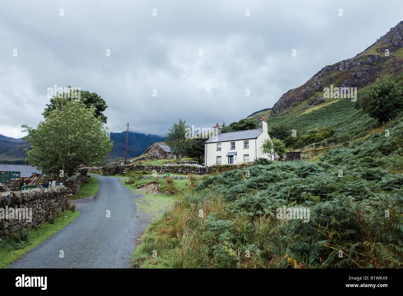 White Cottage In The Valley By Lake Ogwen Snowdonia National Park