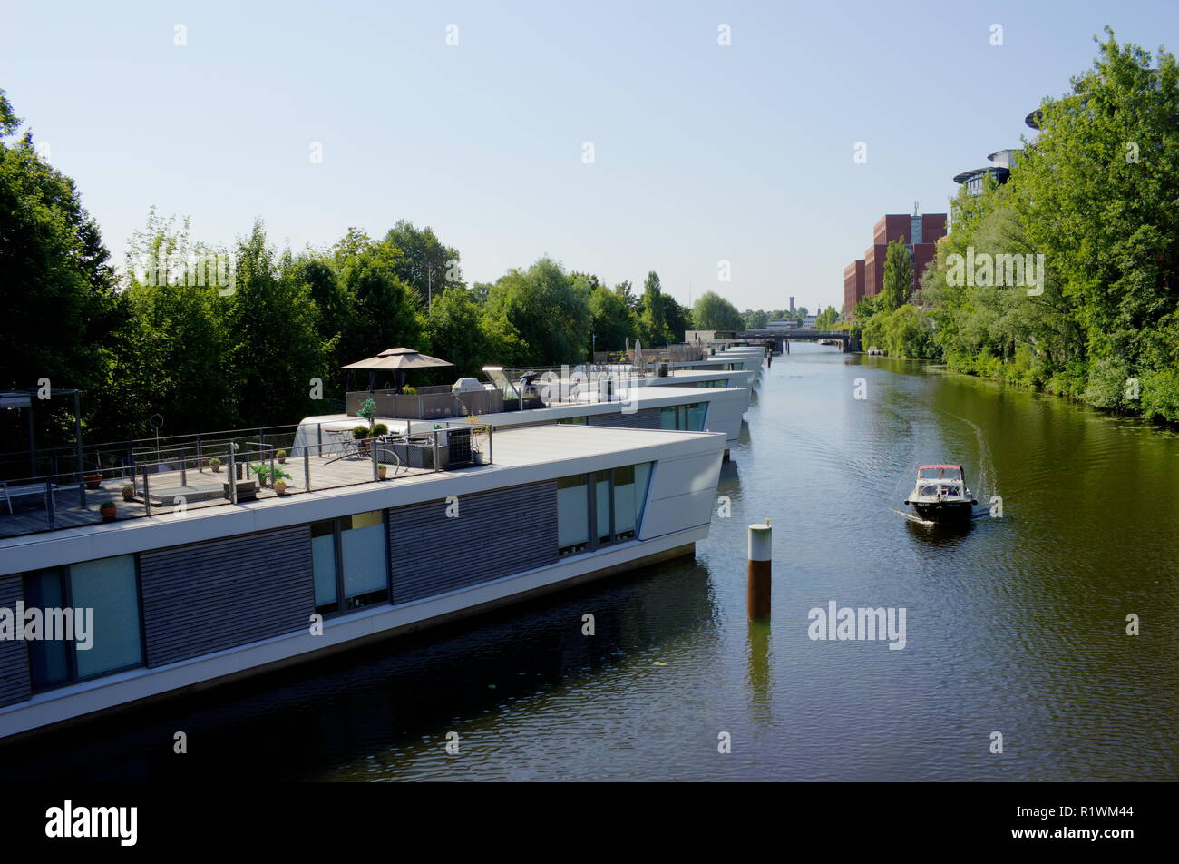 Leisure and lifestyle on the canals in Hamburg Stock Photo