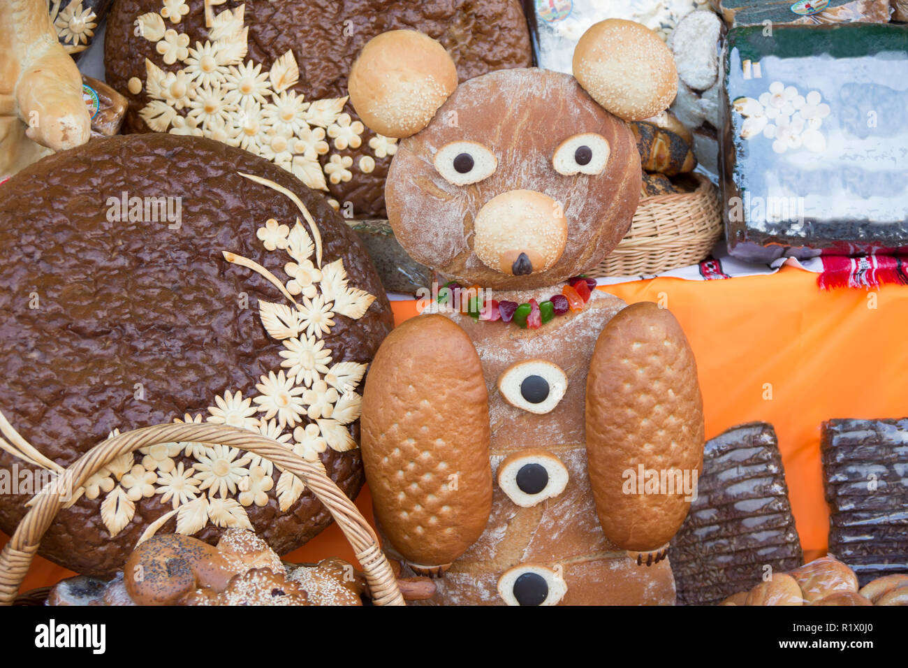 https://c8.alamy.com/comp/R1X0J0/bakery-products-teddy-bread-figurine-R1X0J0.jpg