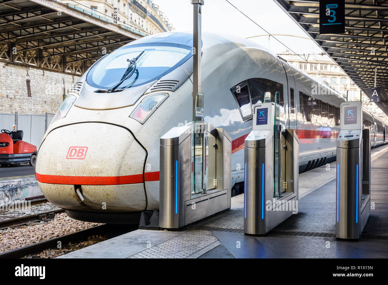 De grey station hi-res stock photography and images - Alamy