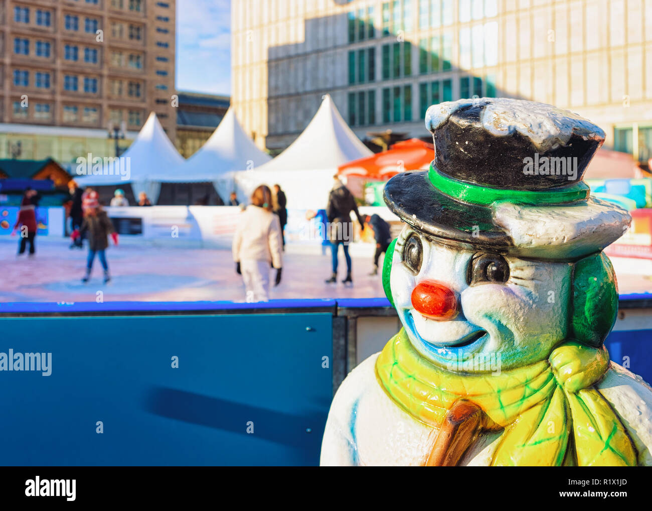 Snowman ice skating hires stock photography and images Alamy