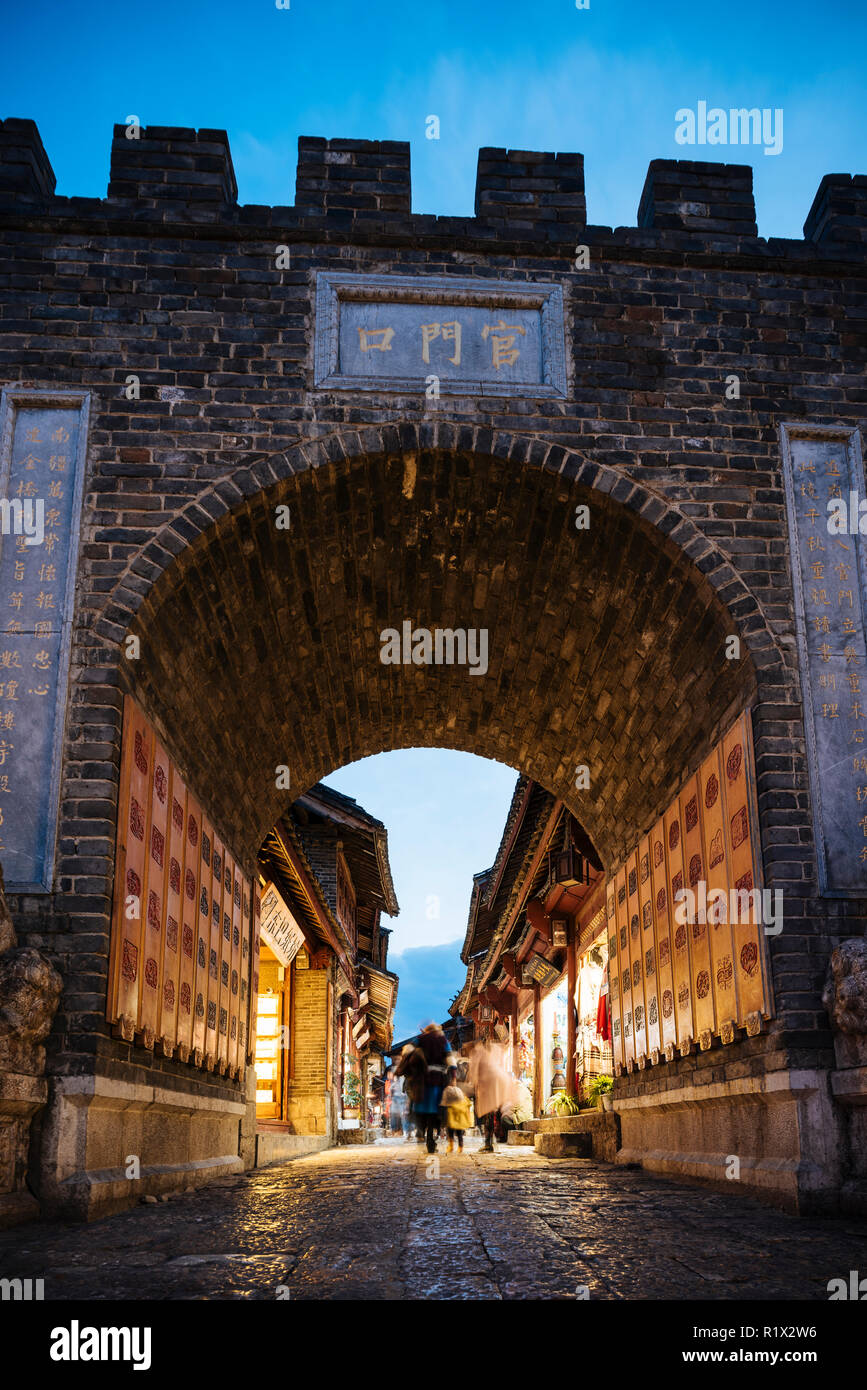 Old town lijiang yunnan province hi-res stock photography and images ...