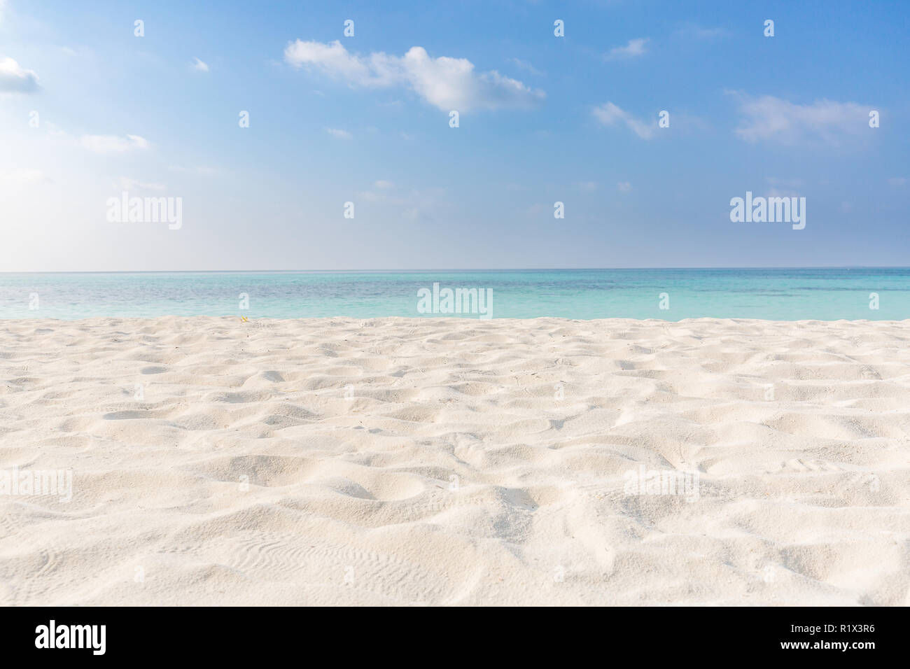 Empty tropical beach background. Horizon with sky and white sand Stock ...