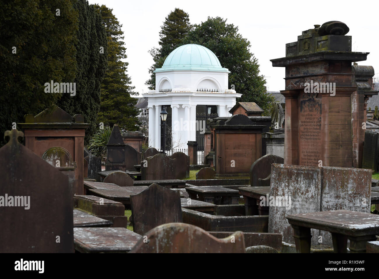 Dumfries, Dumfries & Galloway, Scotland. The Robert Burns mausoleum framed by the grave stones in St Michael's churchyard. Stock Photo