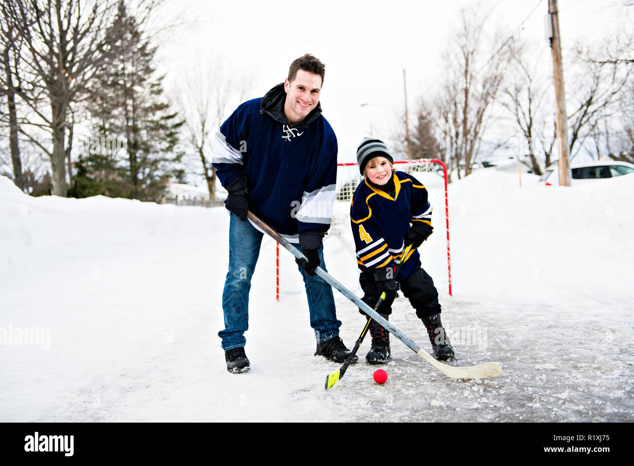 Папы играют в хоккей. Семья на хоккее. Семья играет в хоккей. Отец и сын хоккей. Папа сын хоккей.
