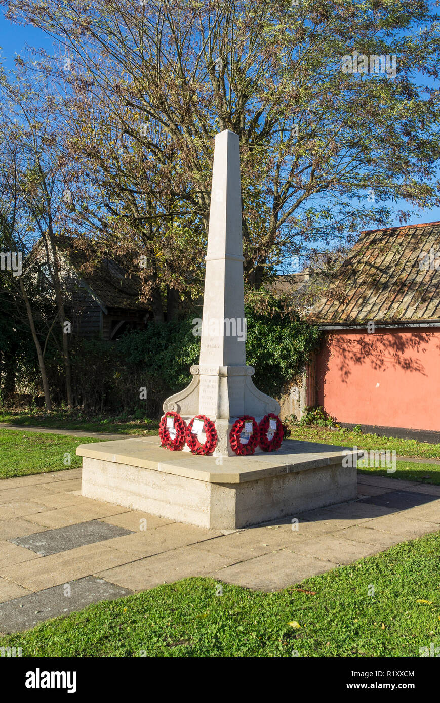 Milton war memorial with poppy wreaths 2 days after rememberance day 13/11/2018 Stock Photo