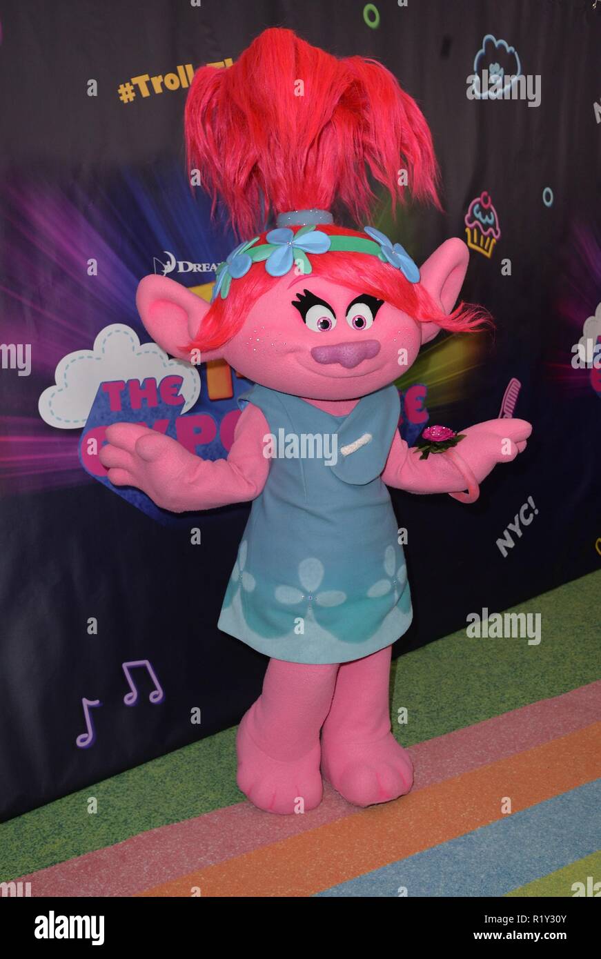 Queen Poppy/Gallery  Poppy and branch, Trolls movie, Dreamworks