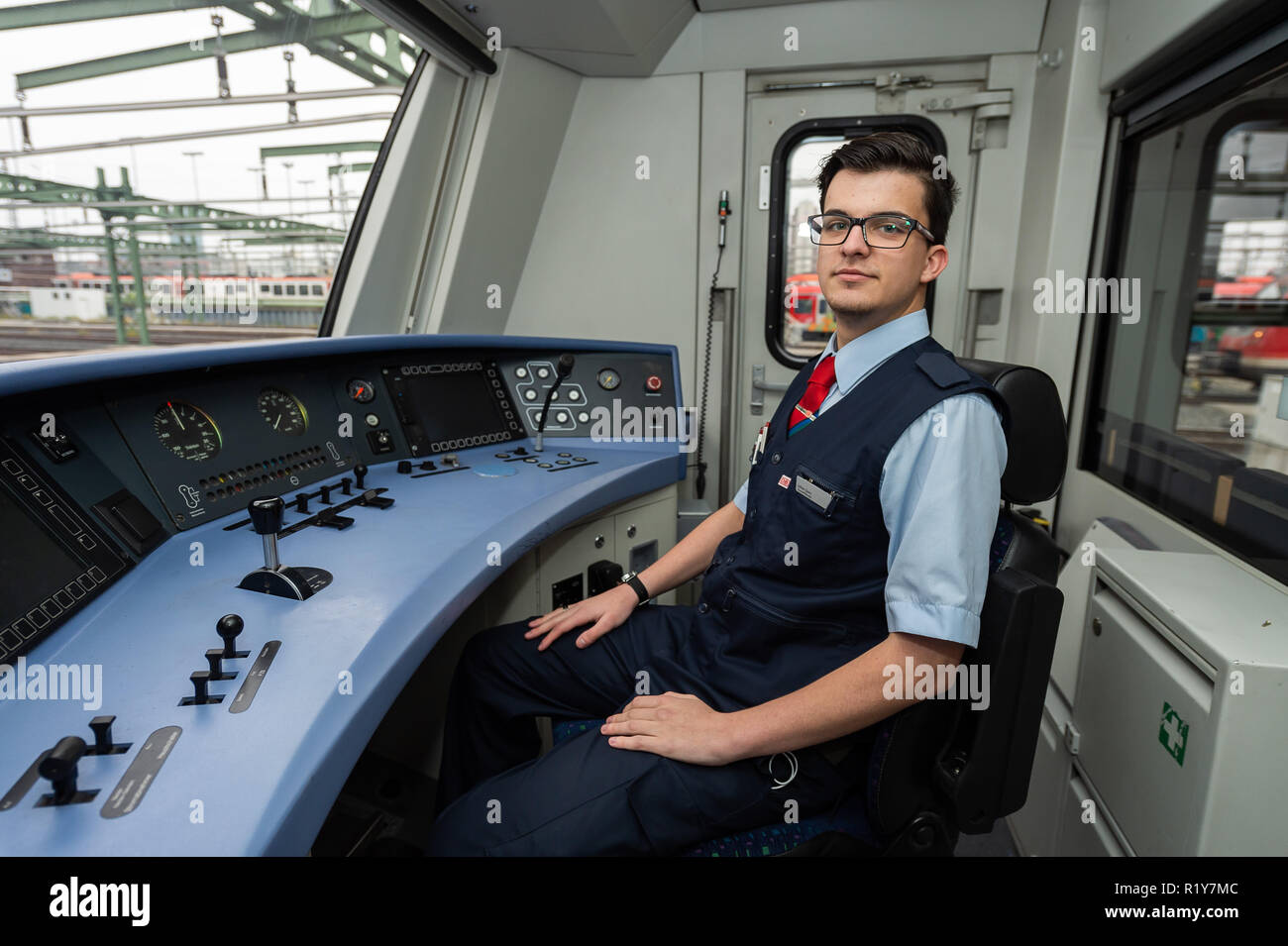 15 November 2018, Hessen, Frankfurt/Main Julian Quos, a trainee in his