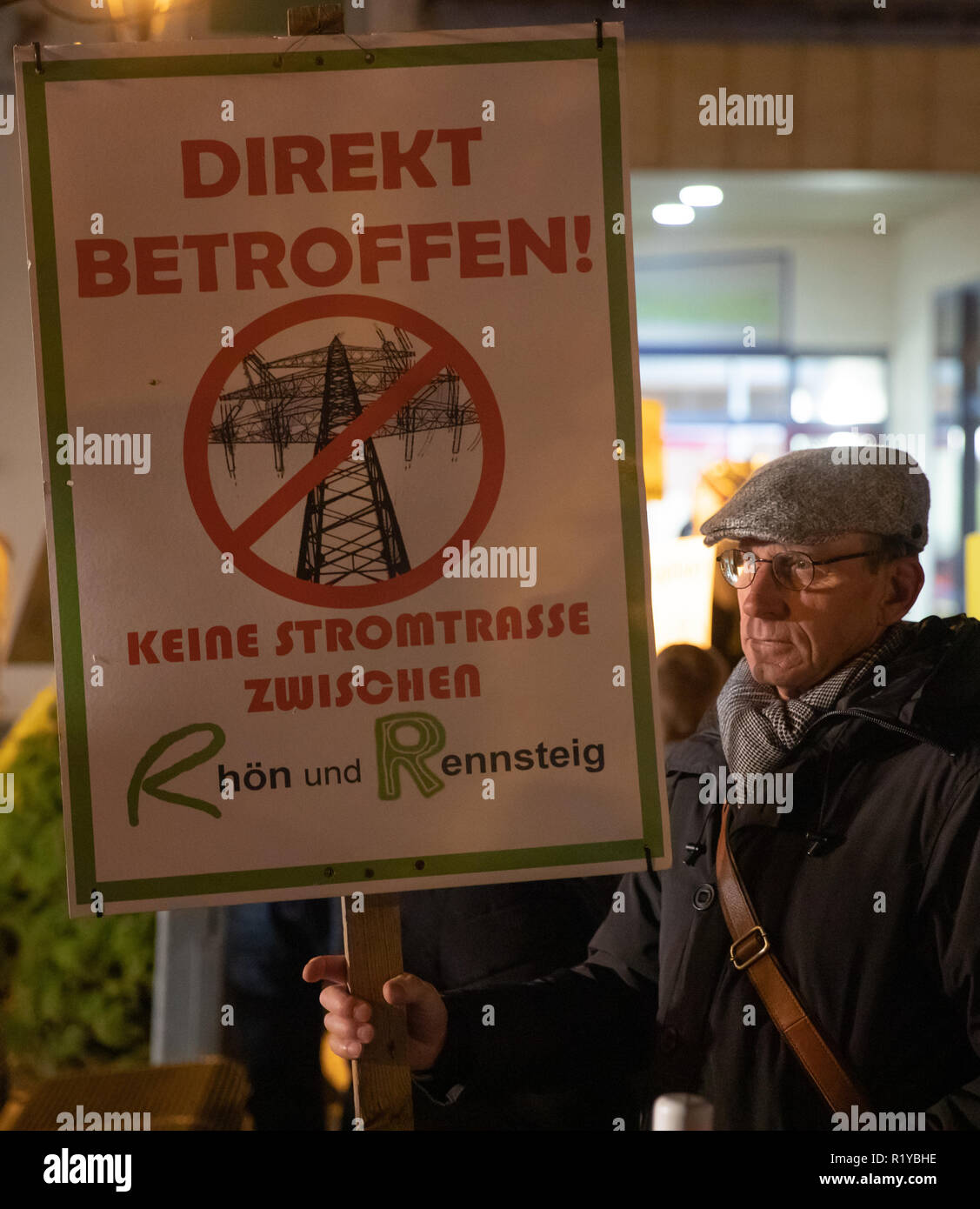 Schmalkalden, Germany. 15th Nov, 2018. At the demonstration of the association 'Thüringer gegen Südlink' in the run-up to the citizens' dialogue with Federal Economics Minister Altmaier, a man wears a poster 'Direkt betroffen - Keine Stromtrasse zwischen Rhön und Rennsteig'. Altmaier wants to inform himself about the problems and obstacles in the expansion of new power lines in Thuringia and Bavaria and talk about the grid expansion projects in the region. Credit: Arifoto Ug/Michael Reichel/dpa/Alamy Live News Stock Photo