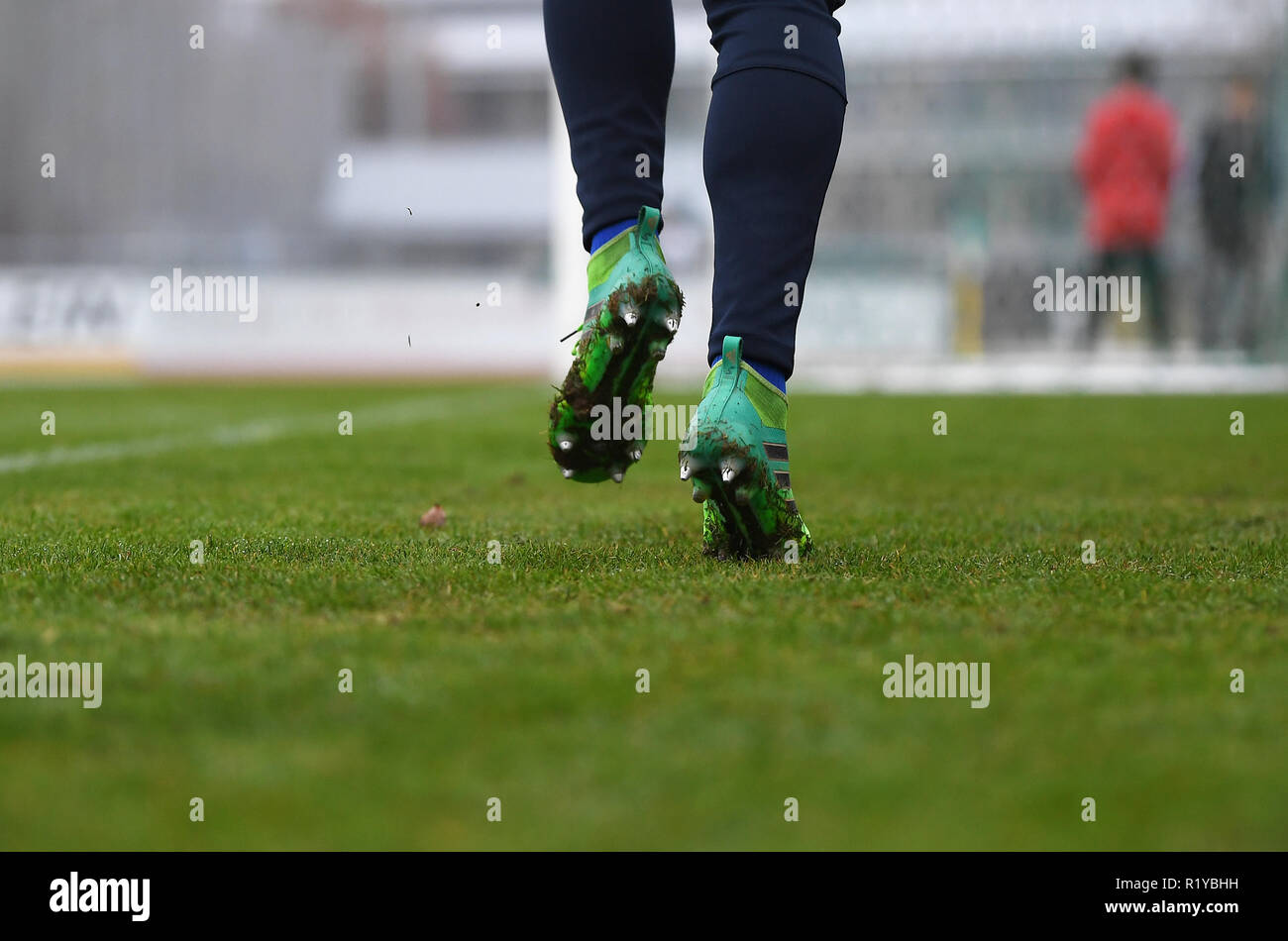 Feature, ornamental image shoes, studded shoes, football boots, dirty. GES  / Fussball / 3. Liga Test match: Karlsruher