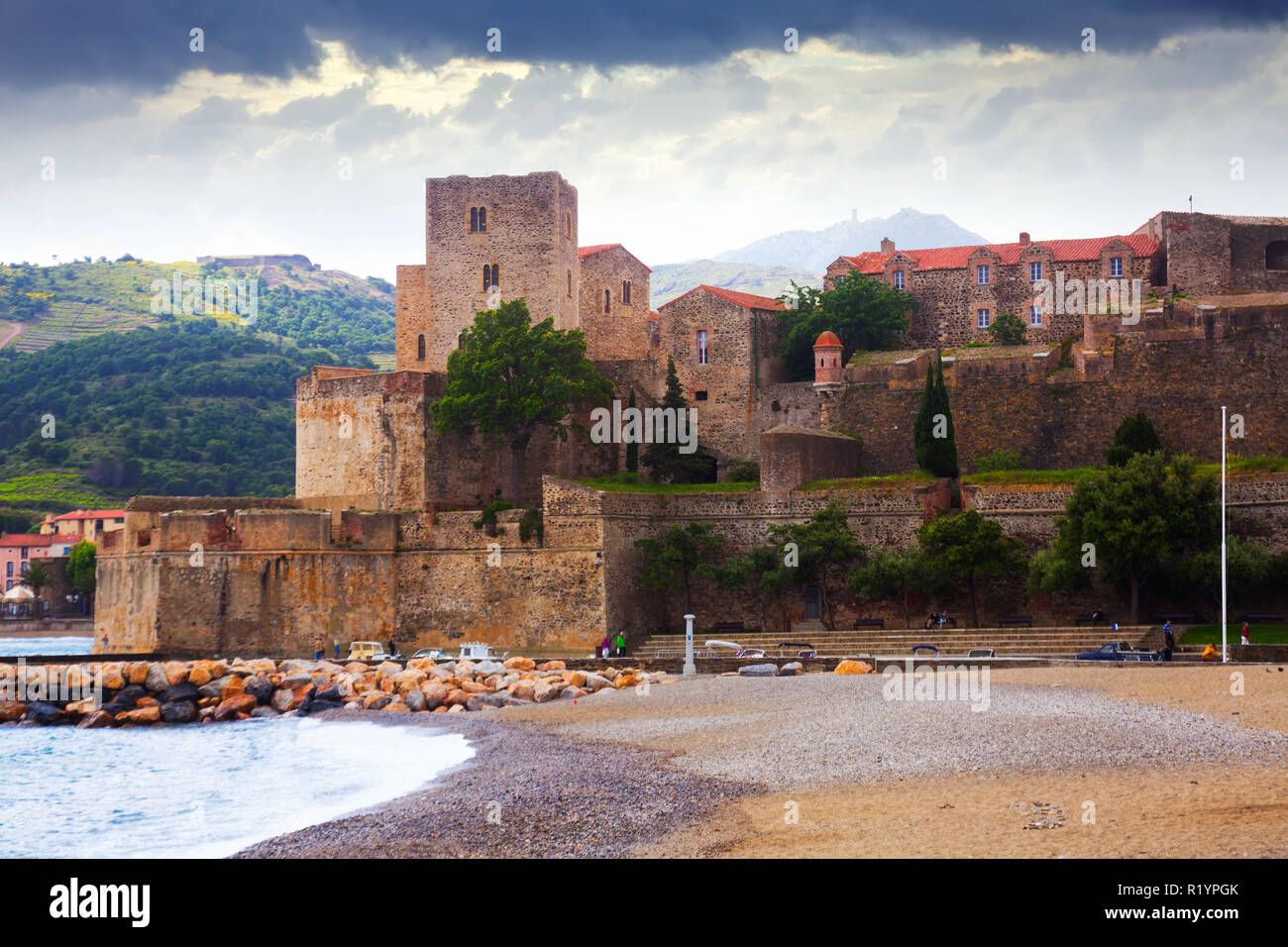 colors-french-town-and-castle-collioure-part-of-the-coast-vermillion