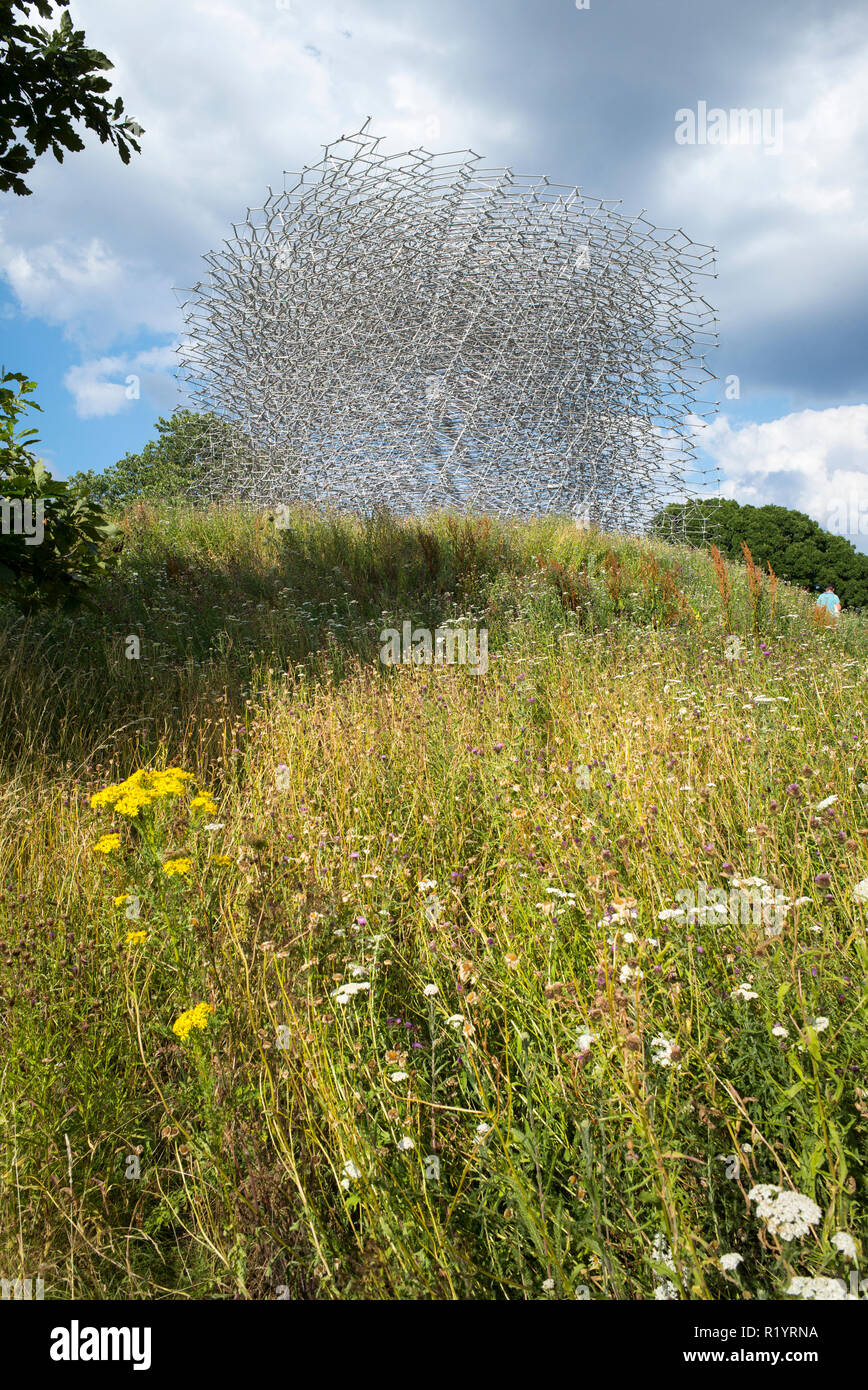 The Hive, contemporary modern metal sculpture by Wolfgang Buttress Simmons Studio and BDP. An exhibit for the secret life of bees at Royal Botanic Gar Stock Photo